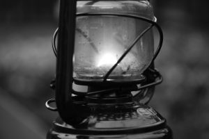 ouderwetse lamp in monochrome
